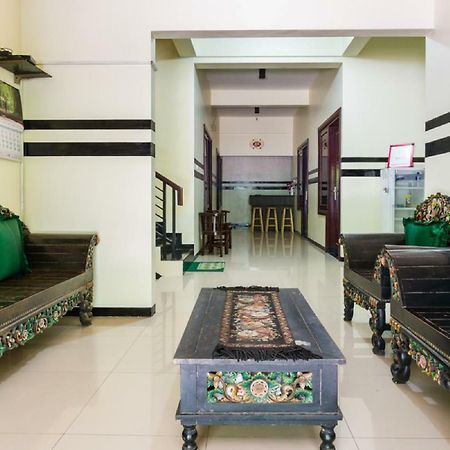 Hotel Reddoorz Syariah @ Ketintang Surabaya Exterior foto