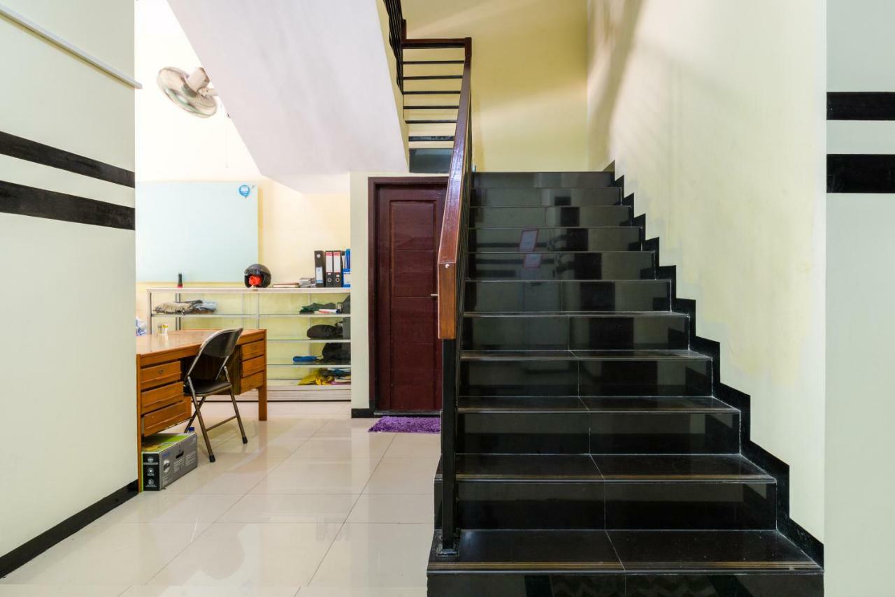 Hotel Reddoorz Syariah @ Ketintang Surabaya Exterior foto