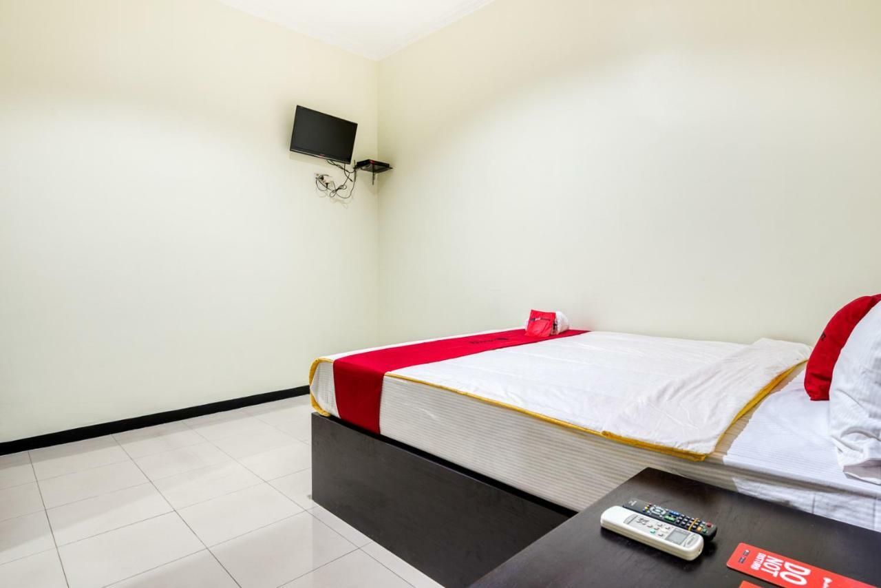 Hotel Reddoorz Syariah @ Ketintang Surabaya Exterior foto